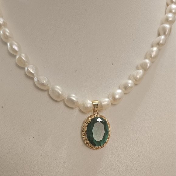 Natural Irregular Freshwater Pearl Necklace & Green Crystal Pendant Gold Plated. - Picture 4 of 7
